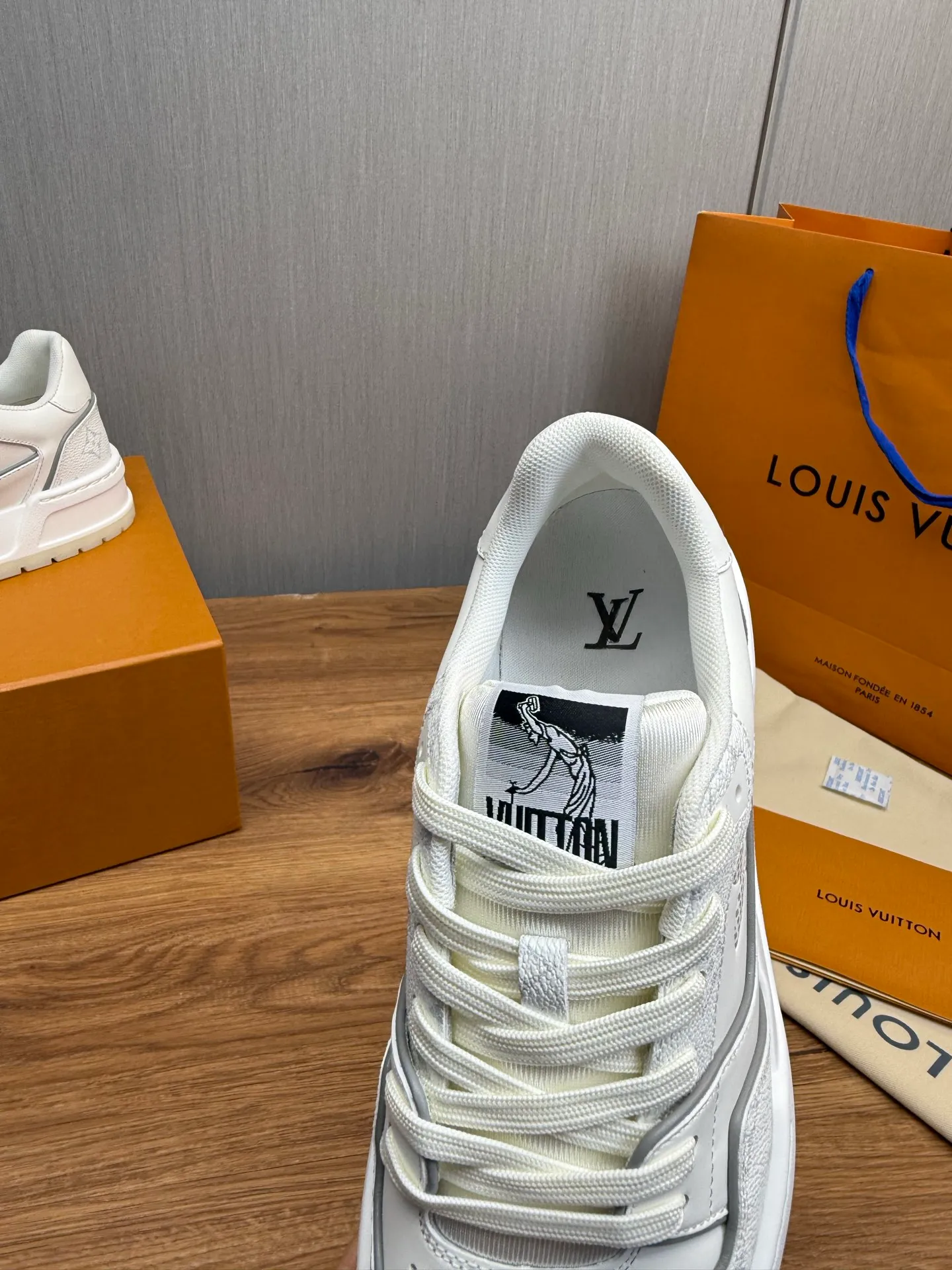 Men's shoes 💰860💰 LV. High version counters are on sale at the same time ⬆️ Men's new sneakers 🔥 The uppers are imported cowhide; "High-end, high-end, classy, ​​noble" workmanship is exquisite (original cowhide is used inside), soles: Original outsole specially provided by the original factory, taken in real life 🎬. Yardage: 38-44. (38.45 can be customized)